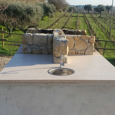 Agricamping Est Garda bellissima zona barbecue a disposizione dei clienti